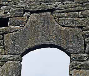 Петроглифы в виде свастики на арке входного проема жилой башни в селении Химой. XIV–XVI вв.